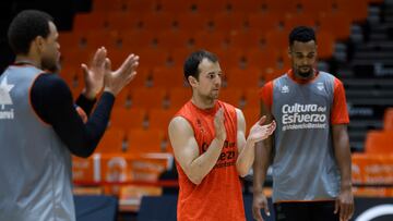 El base canadiense con pasaporte esloveno Kevin Pangos ha sido presentado este mediodía como nuevo del Valencia Basket. En la imagen Pangos (centro), ha participado en el entrenamiento con sus nuevos compañeros Brandon Davies y Justin Anderson.