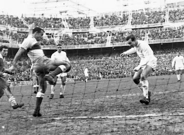 Comenzó su carrera en su ciudad natal, Melilla y, tras seis años en Sevilla, llegó a Madrid en la temporada 1959-60. En la capital jugó únicamente ese curso, pero le dio tiempo a demostrar que era un gran goleador, anotando cinco goles al Elche en la mayor goleada de la historia del club merengue en Liga (11-2). Se marchó en forma de cesión a River Plate donde estuvo otra temporada y, posteriormente, pasó por el Mallorca y el Málaga.