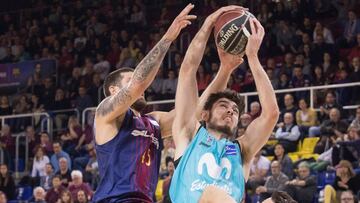 GRAF3825. BARCELONA, 01/04/2018.- El alero del Movistar Estudiantes, Edgar Vicedo (c), intenta una canasta ante los jugadores franceses del FC Barcelona Lassa, el base Thomas Heurtel (d), y el ala pívot Adrien Moerman, durante el partido de la jorn