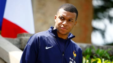Clairefontaine-en-yvelines (France), 03/06/2024.- French soccer player Kylian Mbappe waits for the arrival of French President Emmanuel Macron for a lunch at their training camp ahead of the UEFA Euro 2024, in Clairefontaine-en-Yvelines, France, 03 June 2024. (Francia) EFE/EPA/SARAH MEYSSONNIER / POOL MAXPPP OUT
