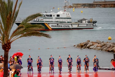 El equipo DSM-Firmenich antes del inicio de la etapa de hoy. 
