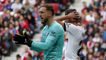 Oblak anima a sus compañeros durante el partido contra el Valencia.