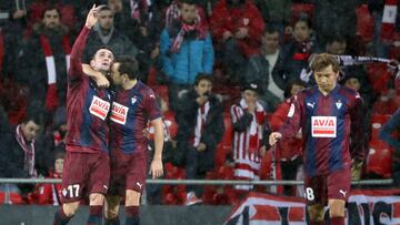 GRAF8278. Bilbao, 26/01/2018.-. El delantero del Eibar, Kike García (i), celebra el primer gol del equipo eibarrés durante el encuentro correspondiente a la jornada 21 de primera división que disputan esta noche frente al Athletic en
