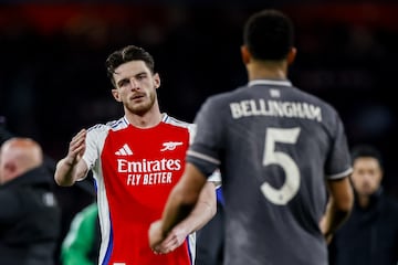 Declan Rice fichó por el Arsenal en verano de 2023. Rice llegó tras levantar como capitán del West Ham el título de campeón de la Conference League. Tras ganar su primer título como 'hammer', Rice dio el salto al Arsenal para liderar el mediocampo de Arteta. Su inteligencia táctica y liderazgo lo consolidan como uno de los mejores centrocampistas del mundo. Este año metió sus dos primeros goles de falta directa, fueron contra el Real Madrid en los cuartos de Champions League.