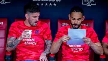 De Paul y Cunha, en el banquillo del Cívitas Metropolitano durante un partido del Atlético.