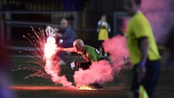 Aficionados de Toronto prenden fuego al estadio de Ottawa