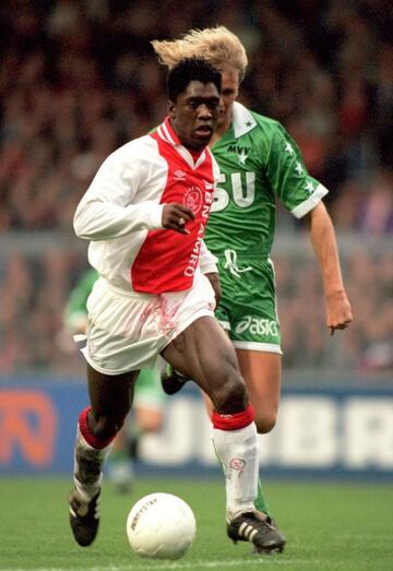 El seleccionado de Holanda, debutó a los 16 años bajo el mando de Van Gaal en Ajax. Es el jugador de este conteo más joven en debutar con el técnico.