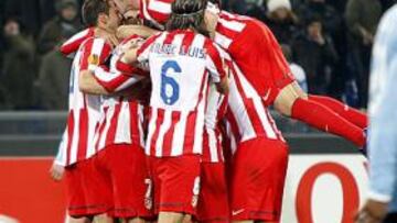 <b>ENCHUFADOS.</b> El Atlético celebra el segundo gol de los rojiblancos, de Falcao. Gabi, Adrián, Filipe y Godín saltando son algunos de los jugadores que abrazan al colombiano.