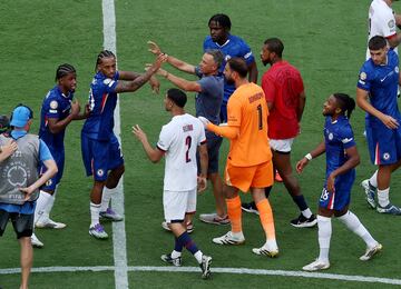 El técnico del PSG propinó un golpe al futbolista sudamericano tras el pitido final, desatando una trifulca que empaña el cierre del partido.
