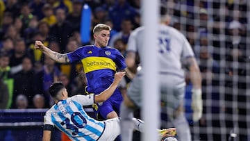 AME3918. BUENOS AIRES (ARGENTINA), 23/08/2023.- Nicolás Valentini (c) de Boca disputa el balón con Leonardo Sigali (i) de Racing hoy, en un partido de los cuartos de final de la Copa Libertadores entre Boca Juniors y Racing en el estadio La Bombonera en Buenos Aires (Argentina). EFE/ Juan Ignacio Roncoroni