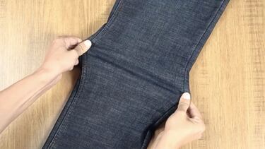 Este novedoso pantalón vaquero térmico tiene un forro polar para el frío