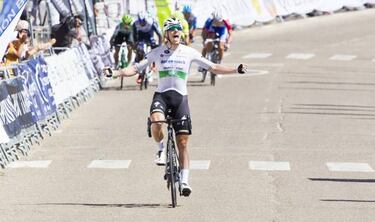 Bennett mantiene la racha del Deceuninck de Evenepoel en un accidentado final