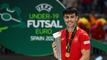 Nicolás, con el trofeo de campeón de Europa