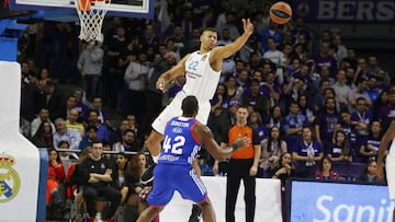 Walter Tavares recupera un balón ante Dunston.