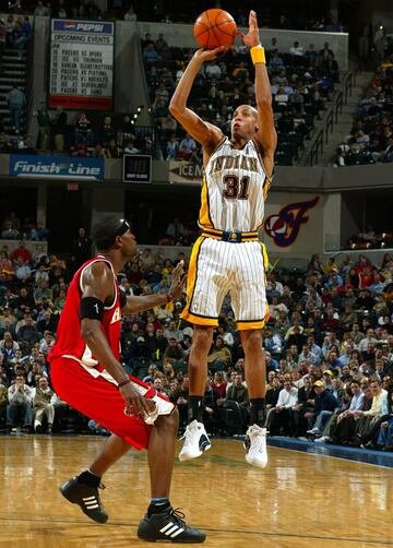 Lo hacía sencillo. Los Pacers tuvieron a su gran baluarte a finales del XX y principios del XXI. Llegó a las Finales una vez y fue, en parte, gracias a su gran capacidad anotadora desde la larga distancia. Dos veces antes había liderado la NBA en triples anotados durante una temporada, las dos bajo el férreo dominio de los Bulls de Michael Jordan. Cuando se retiró, en 2005, lo hizo como el máximo triplista de la historia de la NBA, aunque Allen o Curry pasaran luego por encima. Los ocho puntos en nueve segundos ante los Knicks, su víctima preferida, son su hazaña más conocida.