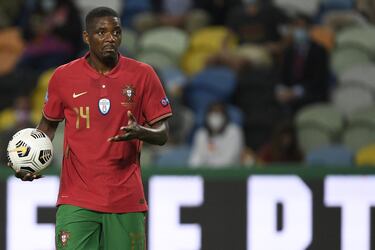 Nacido en Luanda, Angola. Se mudó, junto a su familia, a Portugal siendo adolescente. Desde muy temprano empezó a destacar jugando al fútbol y ya con 15 años debutó con la sub-17 de Portugal.