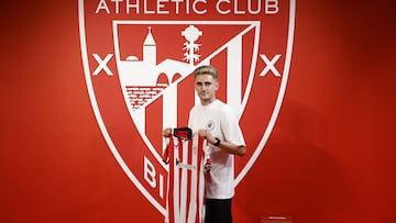 BILBAO, 10/07/2025.- El Athletic de Bilbao ha presentado este jueves a su nuevo fichaje procedente del Mallorca, Robert Navarro (en la imagen), en un acto en el que han participado el presidente del club, Jon Uriarte, y el director de fútbol, Mikel González. EFE/ Miguel Toña