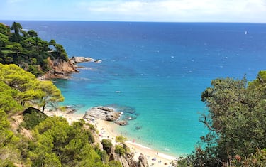 Refugio natural que destaca por su belleza discreta y ambiente relajado. Rodeada de vegetación y acantilados, ofrece aguas limpias y arena fina, ideales para el descanso y el baño. Su acceso a pie limita la afluencia, preservando la tranquilidad incluso en temporada alta. Es también conocida por su carácter naturista, respetuoso y sereno.