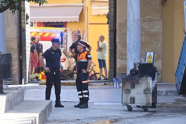 Bomberos y Polícía trabajan en la Mezquita-Catedral de Córdoba tras el incendio ocurrido el viernes 8 de agosto.