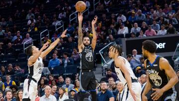 Mychal Mulder lanza durante el partido contra Los Angeles Clippers en el Chase Center.