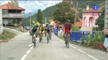 Momento del intercambio de golpes entre Ivan Rovny (maillot amarillo) y Gianluca Brambilla (Omega) durante la 16ª etapa de la Vuelta a España.