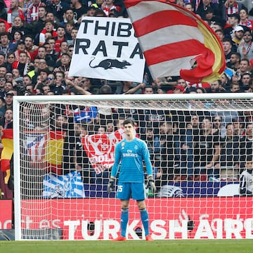 Courtois fue héroe del Atleti durante tres temporadas y pieza clave en la temporada 2014, en la que ganaron La Liga y llegaron a la final de la Champions League. Tras un excelente mundial, en 2018 se incorporó al máximo rival de los rojiblancos, el Real Madrid. En su primera aparición en el Metropolitano como merengue, los colchoneros le tiraron peluches de ratas y cada vez que vuelve, recibe una lluvia de silbidos e insultos.