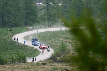 Llegado el sterrato, la maglia rosa ya estaba en manos de Yates de forma virtual sacándole cada vez más tiempo a Del Toro y Carapaz.
