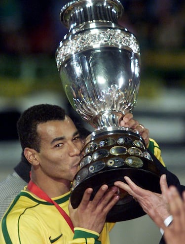 Excepcional lateral derecho brasileño de la década de los 90 y de la primera del siglo XXI. Estuvo a punto de recalar en el Real Madrid en 1993. Había ganado la Intercontinental con el Sao Paulo al Barcelona (1992), cuando Mendoza quiso ficharle. El presidente del conjunto brasileño le rogó que le permitiera jugar la final de la Intercontinental del año siguiente, en 1993. Se trajo al otro lateral derecho, Vitor, hasta que llegara Cafú. Vitor fue un fracaso. Cafú no jugaría nunca en el conjunto blanco: en Europa vistió la camiseta del Roma y del Milán, donde se retiraría en 2008.
