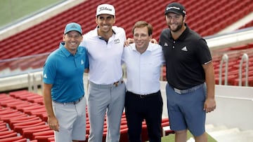 El alcalde de Madrid José Luis Martínez Almedia posa junto a Sergio García, Rafa Cabrera Bello y Jon Rahm en la presentación del Open de España de Golf en el Wanda Metropolitano.