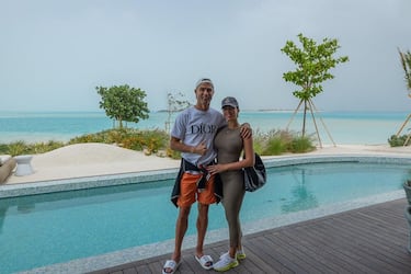 Cristiano Ronaldo y Georgina Rodríguez posan delante de la piscina y con el mar al fondo. 