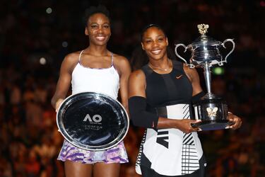 Las Williams son todo un icono del tenis femenino. Serena ganó 23 títulos en torneos Grand Slam, habiendo conseguido 4 majors de manera consecutiva en dos períodos distintos de su carrera. Su hermana mayor, Venus, también es una todoterreno, ya que consiguió siete títulos de Grand Slam. Revolucionaron el circuito femenino con la llegada de la mayor cuando tenía 14 años.
