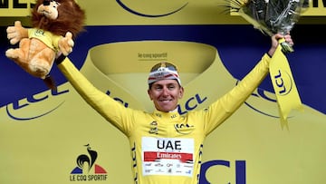 Tadej Pogacar de Eslovenia celebra su maillot amarillo de líder general en el podio al final de la novena etapa