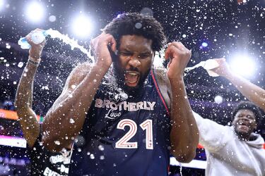 El actual MVP de la NBA está demostrando esta temporada que sigue con hambre y quiere hacer a su 76ers unos candidatos serios al anillo, y qué mejor forma de reivindicar su poderío que con una noche histórica. 70 puntos para el pívot camerunés en la victoria 133-123 ante los San Antonio Spurs, equipo en el que juega el gran proyecto de futuro de la NBA, Víctor Wembanyama, al que JoJo quiso darle su particular bienvenida. Añade mérito conseguir tal cifra de
puntos sin apenas lanzar de tres, 1 de 2 intentos desde más allá de la línea para un total de 23 de 39 en tiros de campo, completando la marca con un gran 21 de 23 en tiros libres. El dominio de este jugador en la media distancia es en muchas ocasiones apabullante para los rivales, moviéndose con la finura de un escolta pero con los kilos y la altura de los más grandes jugadores de la liga. Embiid ya ha demostrado en muchas ocasiones que es un jugador más que eficaz en temporada regular, y el siguiente paso es llevar a la franquicia en la que milita desde su llegada a la liga al siguiente nivel en los Playoffs.

