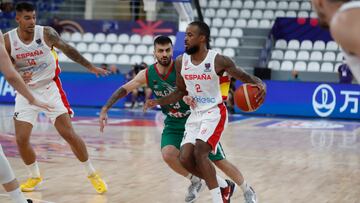 Tbilisi (Georgia), 01/09/2022.- Spanish player Lorenzo Brown (R) in action against Bulgaria's Stanimir Marinov (2-R) during the Eurobasket 2022 group A game between Spain and Bulgaria in Tbilisi, Georgia, 01 September 2022. (Baloncesto, España) EFE/EPA/ZURAB KURTSIKIDZE