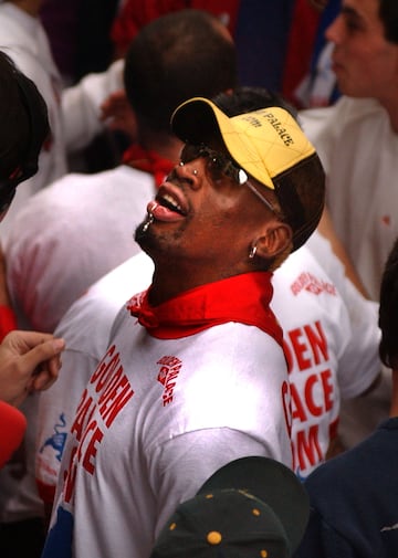 Los Sanfermines del 2000 contó con un corredor inesperado. Los dos metros musculosos de Dennis Rodman sobresalían entre las cabezas de los mozos, destacando también por sus tatuajes, piercings, anillos, cadenas y una gorra.