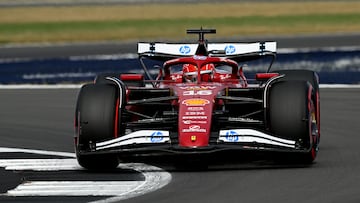 Leclerc, con el Ferrari SF-25 en Silverstone.