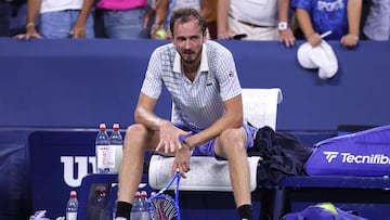 NEW YORK, NEW YORK - AUGUST 24: Daniil Medvedev breaks his racket after losing in five sets to Benjamin Bonzi of France during their Men's Singles First Round match on Day One of the 2025 US Open at USTA Billie Jean King National Tennis Center on August 24, 2025 in the Flushing neighborhood of the Queens borough of New York City. Elsa/Getty Images/AFP (Photo by ELSA / GETTY IMAGES NORTH AMERICA / Getty Images via AFP)
