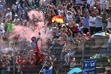 Marc Márquez no ha dudado en subirse a una valla para acercarse lo máximo posible al público en su celebración. 
