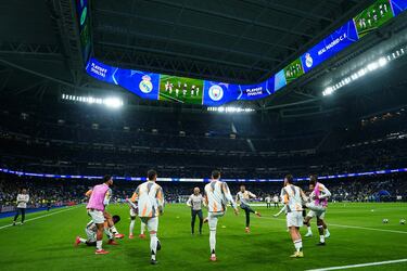 Los jugadores del Real Madrid realizando ejercicios de calentamiento momentos antes de comenzar el partido.