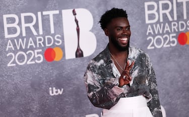 Jeremiah Asiamah posa en la alfombra de los Brit Awards 2025.