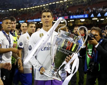 El portugués es, ya, antes de su retirada, uno de los mejores jugadores de la historia del fútbol mundial. Cristiano llegó como un excelente extremo desde Manchester pero en Madrid entró por derecho propio en el club de los mejores entre los mejores al convertirse en un goleador a niveles industriales. El ciclo dominador del Real Madrid depende casi de él. Ahora, quiere romper el maleficio europeo de la Juventus para acrecentar más su leyenda. Cinco Balones de Oro. <br> <b> Palmarés:</b> una Eurocopa, una Liga de Naciones, cinco Champions League, tres Premier League, dos Ligas, una Liga italiana, una FA Cup, dos Copas de la Liga inglesa, una Copa del Rey, dos Supercopas de España, una Supercopa de Italia, tres Community Shield, cuatro Mundiales de Clubes, tres Supercopas de Europa, una Supercopa de Portugal. 