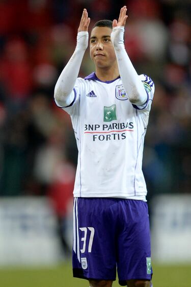 Debutó con el Anderlecht el 2 de octubre de 2013 con 16 años, 4 meses y 25 días.