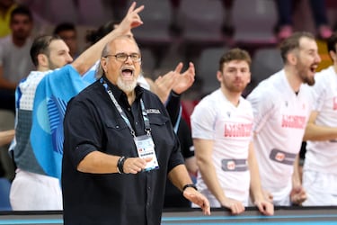 El seleccionador de Georgia, Aleksandar Dzikic, da indiciaciones tras una canasta de su equipo.