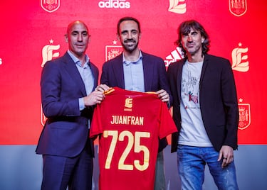 Rubiales preside un homenaje a los internacionales de Leyendas España