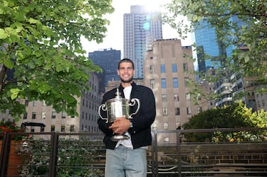 Posado en la Plaza Rockefeller con el trofeo individual masculino tras su victoria sobre el italiano Jannik Sinner.