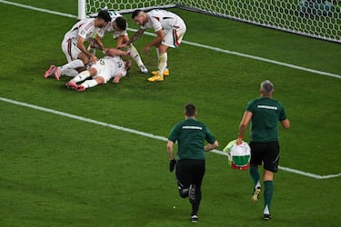 Barnabas Vargas se queda tendido en el terreno de juego tras el golpe. Las asistencias médicas atendieron al centrocampista húngaro durante varios minutos tapados por una lona.