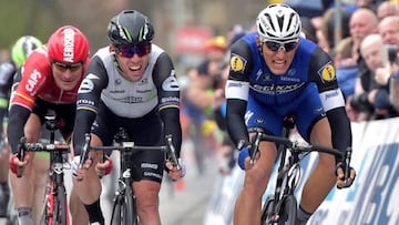 Marcel Kittel y Mark Cavendish pelean en un sprint.