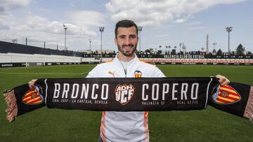José Luis Gayà, con una bufanda conmemorativa de la final.