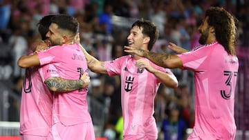 FORT LAUDERDALE, FLORIDA - AUGUST 16: Lionel Messi #10 of Inter Miami CF celebrates after scoring the team's second goal with teammates during the MLS match between Inter Miami CF and LA Galaxy at Chase Stadium on August 16, 2025 in Fort Lauderdale, Florida. Megan Briggs/Getty Images/AFP (Photo by Megan Briggs / GETTY IMAGES NORTH AMERICA / Getty Images via AFP)