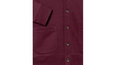 Esta chaqueta con forro polar para hombre es cálida y elegante